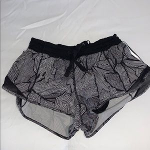 Lulu lemon hotty hot short size 6, old version